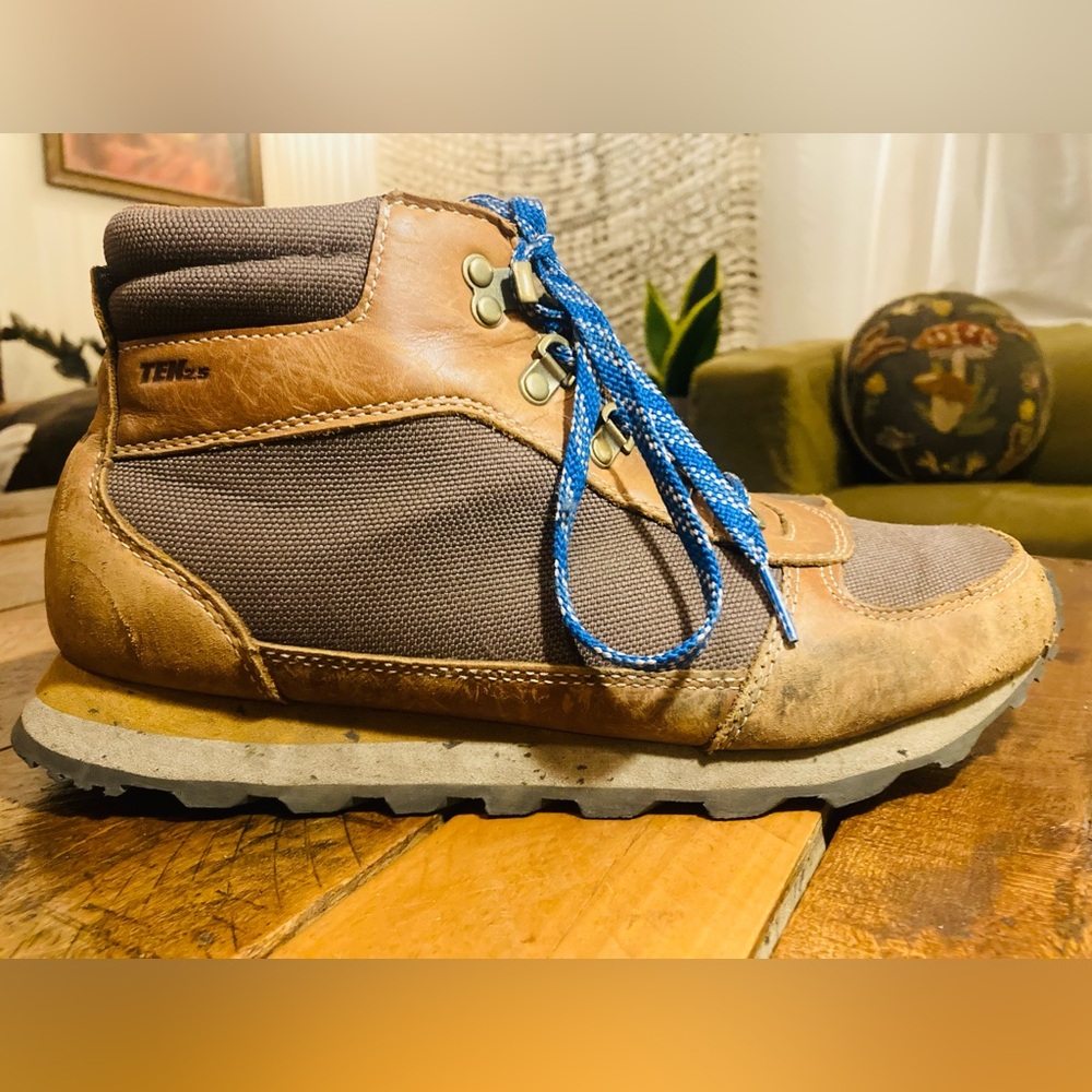 L.L. Bean Brown and Tan Hiking Boots with Blue Laces - Picture 4 of 9